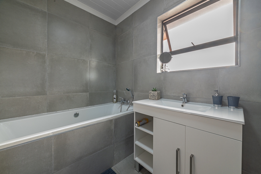 3 Bedroom Property for Sale in Dwarswegstrand Western Cape